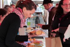 Marion Ruckert beim Kuchenverkauf in Zillham